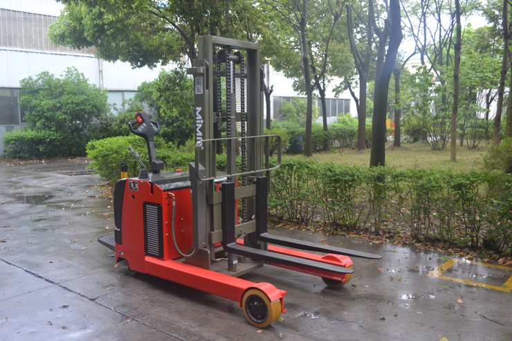 “湖南榮洲機械設備有限公司，移動式升降平臺價格，湖南升降貨梯，塑料托盤批發(fā)，固定式升降平臺，曲臂式升降平臺，汽車尾板，全電動叉車”