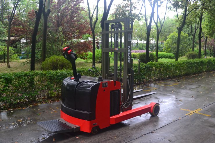 “湖南榮洲機械設備有限公司，移動式升降平臺價格，湖南升降貨梯，塑料托盤批發(fā)，固定式升降平臺，曲臂式升降平臺，汽車尾板，全電動叉車”