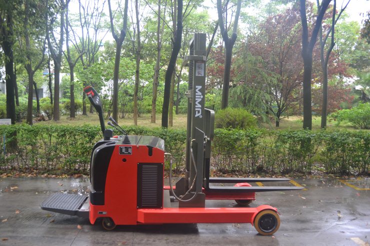 “湖南榮洲機械設備有限公司，移動式升降平臺價格，湖南升降貨梯，塑料托盤批發(fā)，固定式升降平臺，曲臂式升降平臺，汽車尾板，全電動叉車”